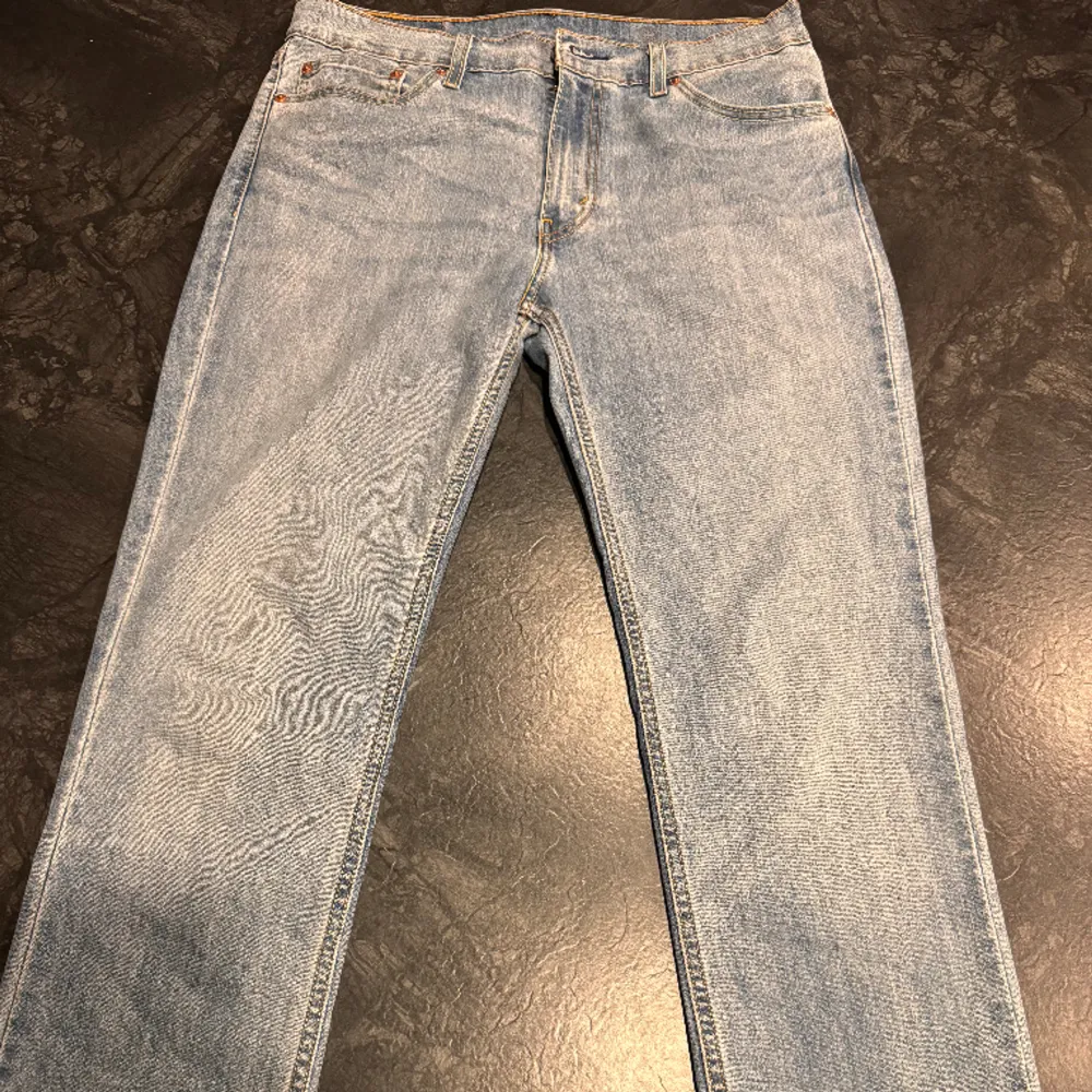Hej,   Dessa är ett par fina Levis jeans som bokstavligen är helt oanvända, felköp nämligen. Det är bara att hojta till vid intresse osv.   De passar mig som är 179 cm lång med relativt breda ben. . Jeans & Byxor.
