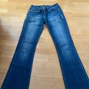 Low waist flared jeans. Size 36/S, but the waist is stretchy. I’m 170cm and they fit well. Very good condition.