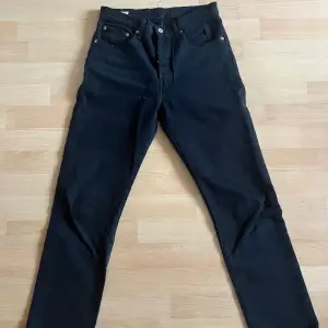 Svarta Levis 501 jeans i strlk W27 L30. I mycket gott skick. Pris kan diskuteras!    Nypris: 879kr 