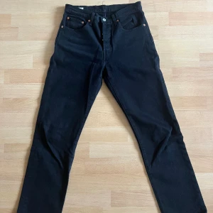 Levis 501 - svart - Svarta Levis 501 jeans i strlk W27 L30. I mycket gott skick. Pris kan diskuteras!    Nypris: 879kr 