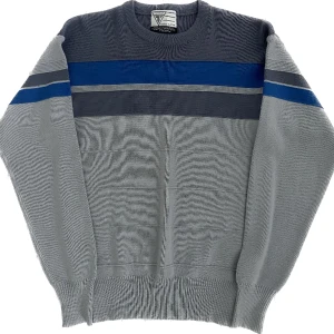 Blå/Grå Tröja - Knitted Tröja i bra skick. Storlek är otydlig men skulle passa Small eller Medium