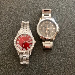 Armbandsur rostfritt stål - Bra skick och snygga.  Pris högra: 400 Pris vänstra: 300 Pris båda: 600