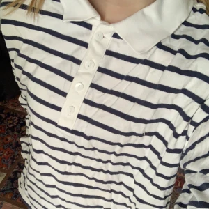 Vit och mörkbårandig tröja - Jättefin tröja i perfekt skick! Väldigt fin krage och knappar som ger en snygg look. Det är bara att skriva om du har några frågor!❤️