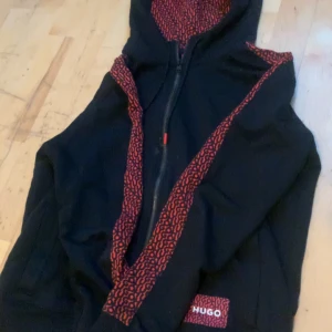 Hugo boss kofta äkta  - Använder inte den längre ligger ba i gaberoden Storlek M  Finns i Stockholm kan gå ner i pris via Snabbaffär 