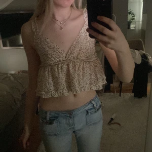 Blommig topp - Säljer denna jätte söta blommiga topp som är perfekt nu till sommar/vår❤️ köpt på shein för 129kr