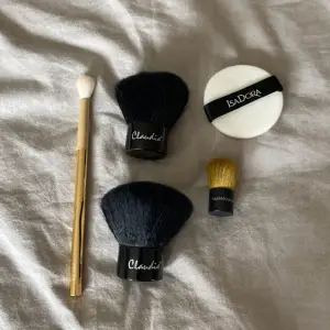 De svarta är från Claudia, den lilla är från bareminerals, guldiga från beauty act, och en puder puff från isadora 💗