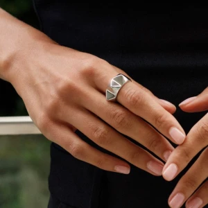 peak rivet ring  - edblad ring. köpt för 400 säljer för 325!  Byter gärna mot en guld  