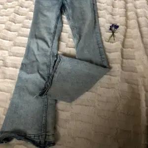 Super snygga low Waist jeans i bra skick! Säljer pågrund av att de har blivit för korta för mig. Pris kan diskuteras och frakten är EJ inräknad i priset.