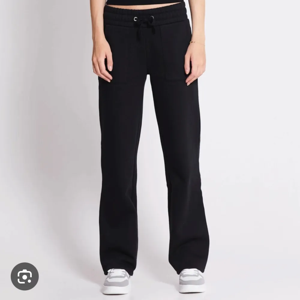 Säljer dessa ”Stella low waist mjubisbyxorna” i svart från lager 157 ❤️❤️❤️❤️❤️. Jeans & Byxor.