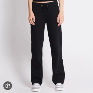 low waist Mjukisbyxor  - Säljer dessa ”Stella low waist mjubisbyxorna” i svart från lager 157 ❤️❤️❤️❤️❤️