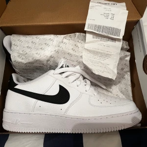 Nike air force  - Helt nya och helt oanvända Nike Airforce med svart logga. Kvitto och förpackning kommer med. Nypris 1300  
