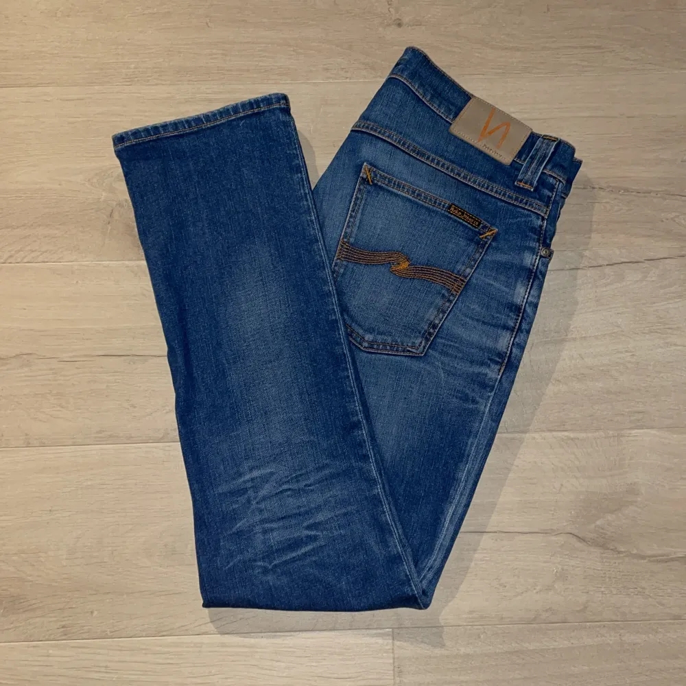 Fräscha jeans från Nudie! Jeansen är i toppenskick, 9/10! Storlek 33/32 men sitter som 32/32. Modellen på bilden är 183 cm lång. Hör av dig vid intresse! 💫. Jeans & Byxor.