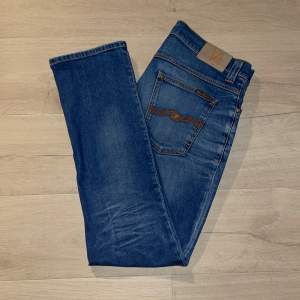Fräscha jeans från Nudie! Jeansen är i toppenskick, 9/10! Storlek 33/32 men sitter som 32/32. Modellen på bilden är 183 cm lång. Hör av dig vid intresse! 💫