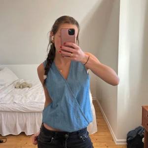 Denim topp - Topp i jeanstyg som går omlott från ICHI i storlek S💕