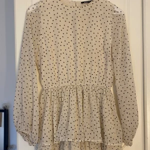 Klänning  - En klänning som passar perfekt till skolavslutningen eller till sommaren men som tyvärr blivit förliten för mig nu. 