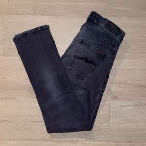 Feta nudie jeans i modellen ”Grim Tim”! Jeansen är i toppenskick, 9/10! Storlek 29/30, men sitter som 29/31. Modellen på bilden är 183 cm lång. Hör av dig vid intresse! 💫