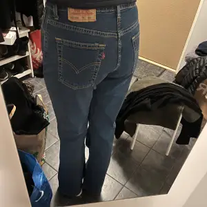 Levis jeans vintage  W 30 men passar mig som vanligtvis har 27! Längd 32. Modell 584 Pris 350kr Köparen står för frakt☺️