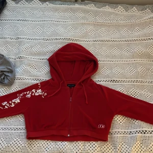 Röd zip-up - Säljer denna Supersnygga korta zip-up hoodien från bikbok då den inte kommer till användning, köpt secondhand men har själv aldrig använt den💕 den är i bra skick utan några som helst defekter 💕