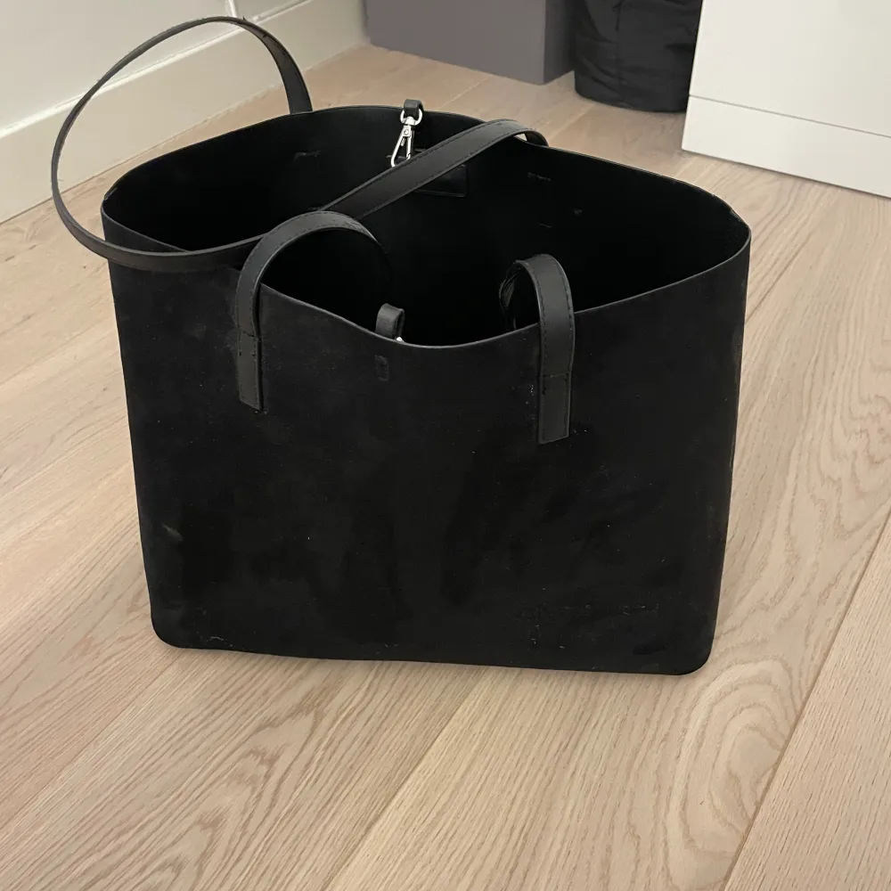 Säljer denna svarta väska. Säljer pga att den inte kommer till användning längre. Den är i bra skick och bara använd fåtal gånger.💗. Väskor.