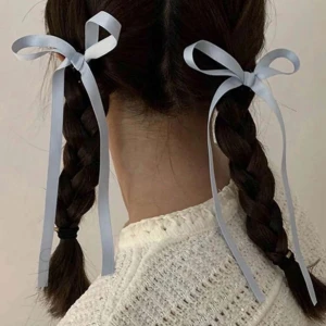 2 blåa hår rosetter  - super söta 🤍 aldrig använda !! säljer båda som ett set ! köp sker genom swish eller ”köp nu” 💫 skriv om du vill ha fler bilder eller har några frågor 🎀🎀