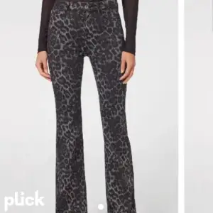 Jag söker dessa leopard jeans i st M Pris diskuteras 