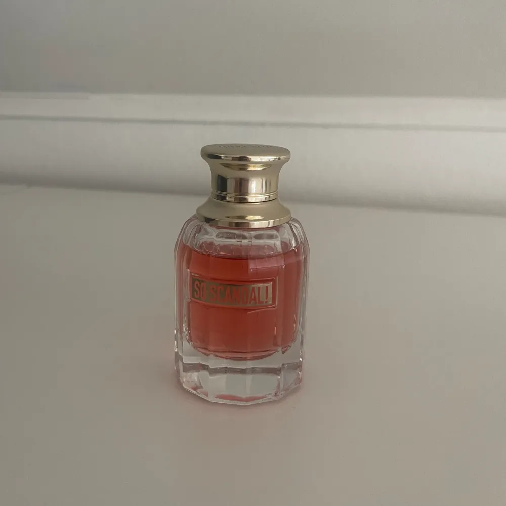 Säljer parfym från Jean Paul Gaultier, nästan helt full 🩷Luktar sött och feminint 🩷. Accessoarer.