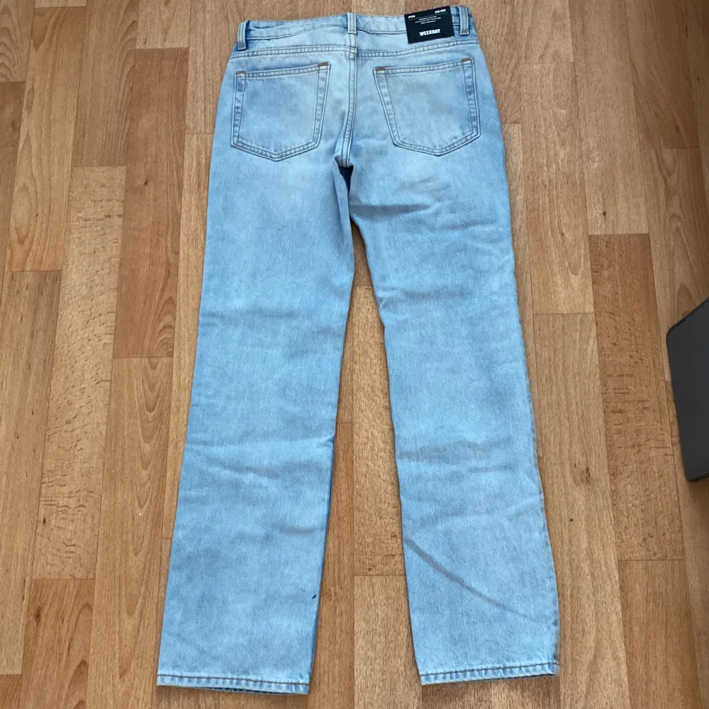 Jeans från weekday i färgen sleepy blue och storlek 25/30. Aldrig använt dem, helt nya anledningen till varför jag säljer dem är för att ja inte kan lämna tbx dem för det har gått över 30 dgr. Jag köpte dessa jeans för 590 men säljer de för 500!. Jeans & Byxor.