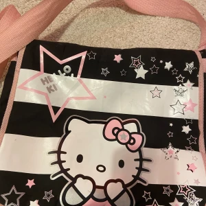 Hello Kitty väska  - Använd ett antal gånger men funkar fint. Skriv om frågor. 