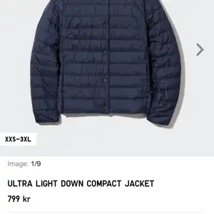 Säljer min uniqlo jacka då den är för liten för mig ser ut exakt som på bild.