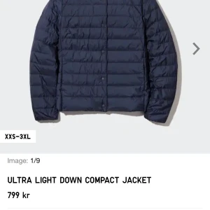 Uniqlo jacka  - Säljer min uniqlo jacka då den är för liten för mig ser ut exakt som på bild.