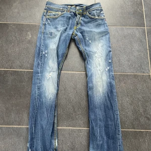 Dondup jeans - Dondup jeans, inte riktigt säker på modell! | Skick 8/10 väldigt fint skick, de är för stora för mig som är 170 skulle passar perfekt på nån 180/185. Skriv gärna vid frågor eller funderingar mvh lukas.