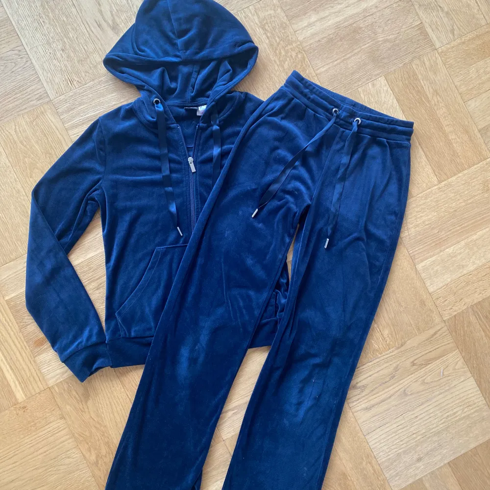 Ett velour set från Gina tricot i stl xxs. Säljer HELA setet tillsammans. Fint skick och inga fläckar eller hål💙. Hoodies.