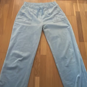 Blåa juicy  - Dom är ljusblåa,i storlek S  men lappen är borta