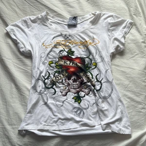 Ed Hardy t-shirt - En väldigt fin Ed Hardy t-shirt. Köpte den här på plick och har använt den va 4 gånger men nu är den inte min stil längre så den söker ny ägare😙 Den är i bra skick och ser inte sliten ut eller nått. 