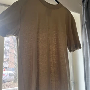 Snygg oversize T-shirt  - Snygg oversize T-shirt i storlek S. Använd ett fåtal gånger.