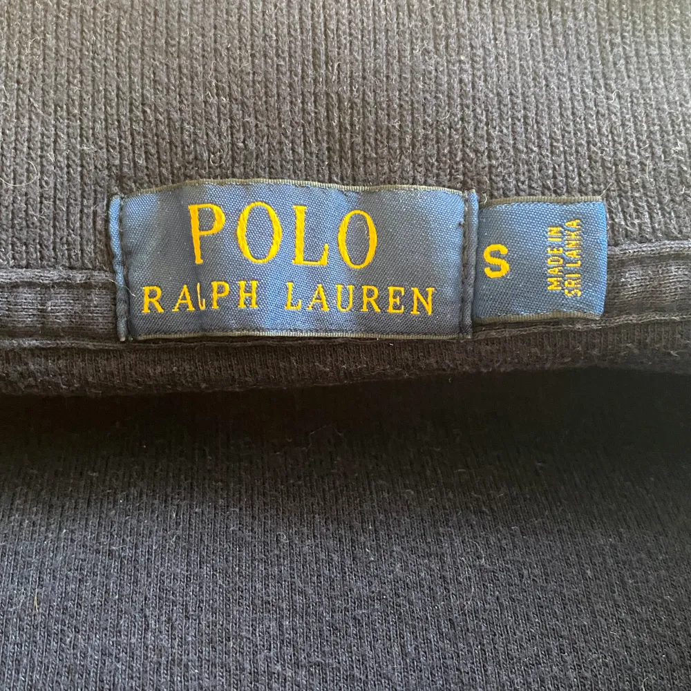 Polo Ralph Lauren quarter zip i mycket fint skick, ord pris: 1699kr. Tröjor & Koftor.