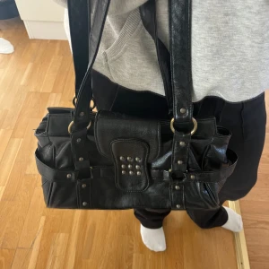 Väska - Svart skinnväska köpt utomlands därav okänt märke. Hör av dig för fler bilder!! 🩷