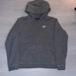 Säljer min grå Nike hoodie då den är för stor för mig, stor att den är i XL men jag skulle säga att den passar från S o upp, beroende på hur stor hoodie man vill ha ❤️ pris går att diskutera ❤️