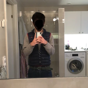 Polo Ralph Lauren väst  - Jag säljer min Polo Ralph Lauren väst i nyskick utan några hål, skador eller liknande. Storleken är Large 14-16, barn, men passar S samt XS för män. 