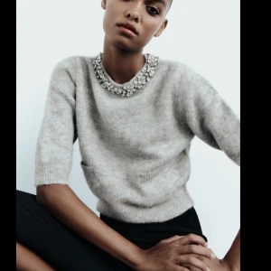 Zara stickad topp - Trekvartsärmad stickad tshirt ifrån zara 💖 endast använd en gång och nypris är 560kr💖