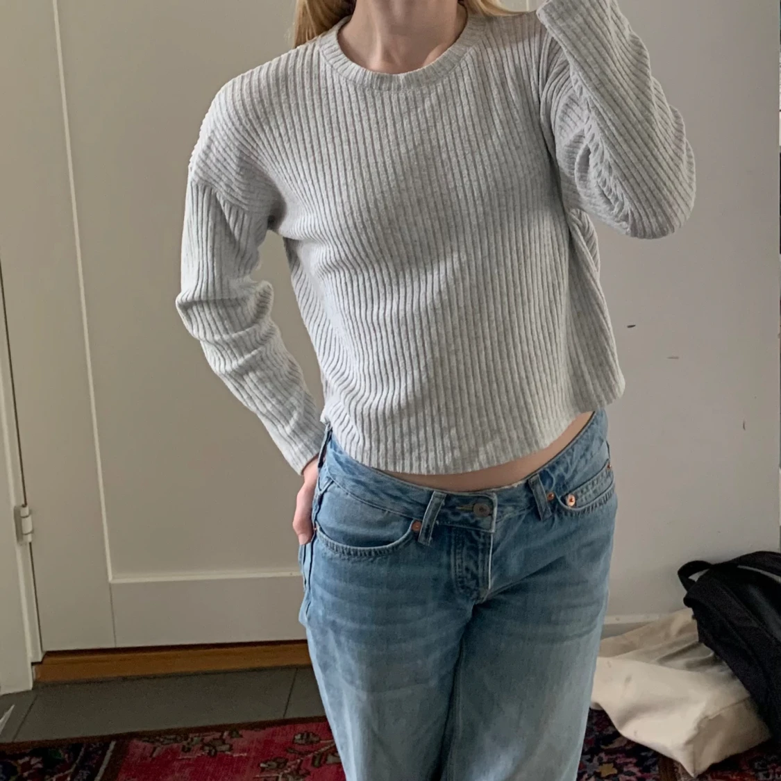 Grå ribbad tröja