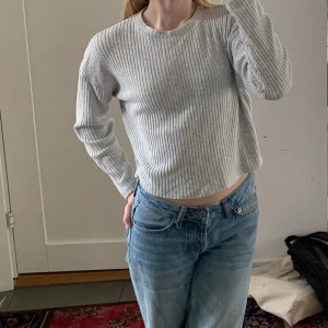 Grå ribbad tröja  - Jättefin tröja som är i super sick! Materialet är ribbat och jätteskönt. Storlek EUR 158-164 eller 12-14 år så skulle säga ca xs. Hör av dig vid frågor☺️❤️
