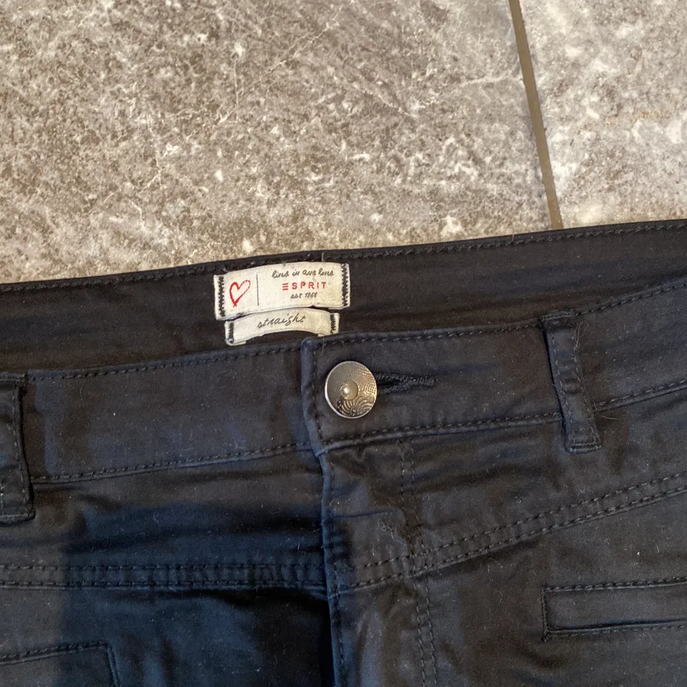 Svarta jeans från Espirit. Storlek W32. Säljer pga stor garderobrensning. Kika gärna på mina andra annonser, säljer mycket:) . Jeans & Byxor.