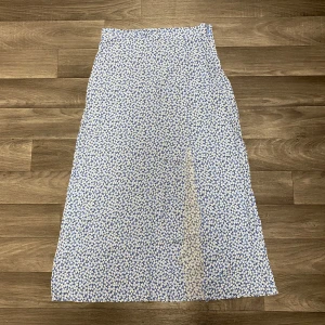 Kjol med slits - Vacker blå kjol med slits på ena benet från HM. Supersöt till sommaren!