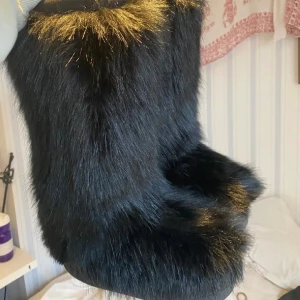 Päls boots - Säljer dessa såå snygga faux furry boots som jag köpte på plick. Hade de i en inspelning så dags att sälja vidare nu! Använda fåtal gånger så fint skick! Har 39 o de passar mig