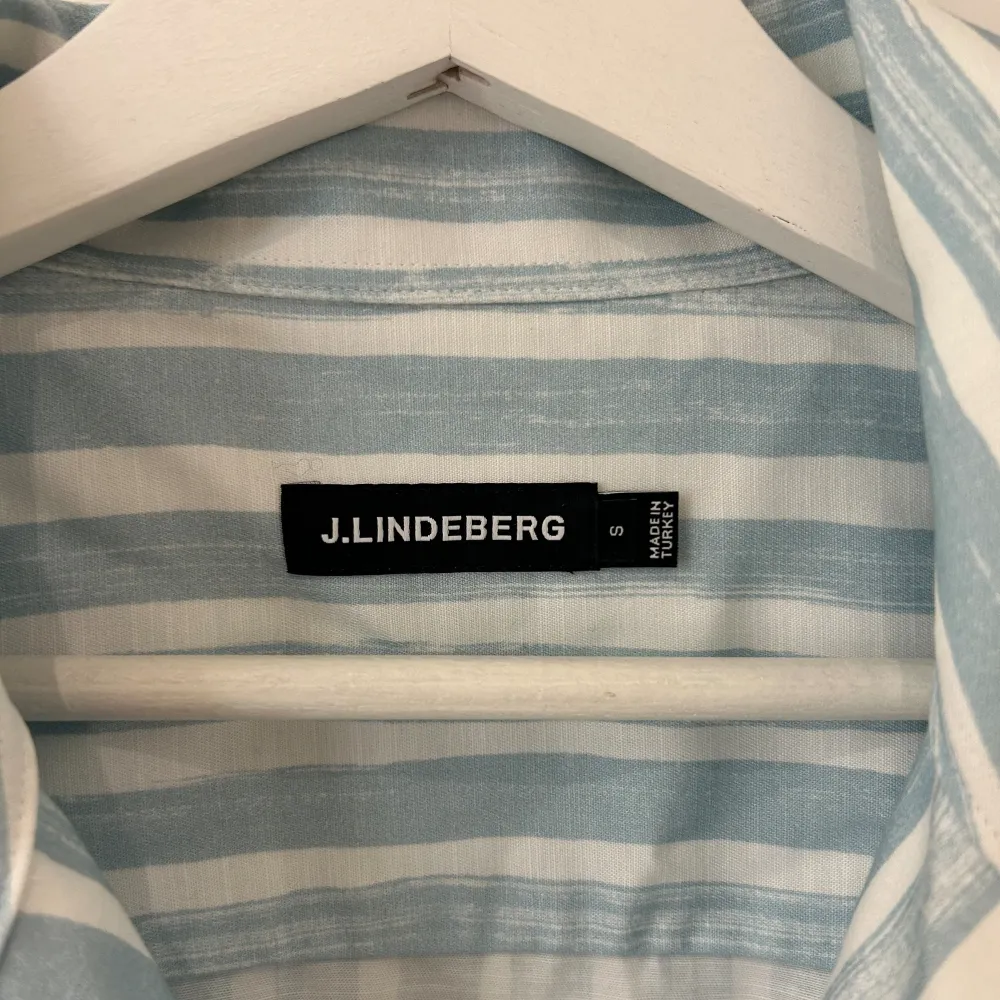 Säljer nu min jättefräscha J lindeberg linneskjorta i storlek S (sitter som M). Den är aldrig använd och taggar osv sitter kvar. Kan mötas upp i göteborg eller frakta spårbart med postnord. . T-shirts.