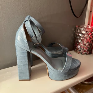 klackskor - jag köpte dom secondhand och man ser att dom är använda men mest underifrån.  jag själv har aldrig använt dom då dom var för stora.  dom är original från ASOS  priset kan diskuteras skriv till mig om du är intresserad 💕