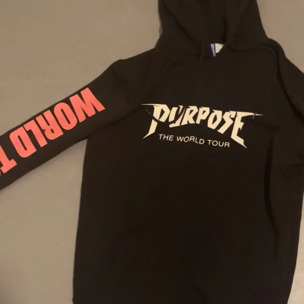 Purpose the world hoodie. Svart på baksidan, text på framsidan och armarna. Hoodies.