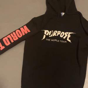 Purpose the world hoodie. Svart på baksidan, text på framsidan och armarna