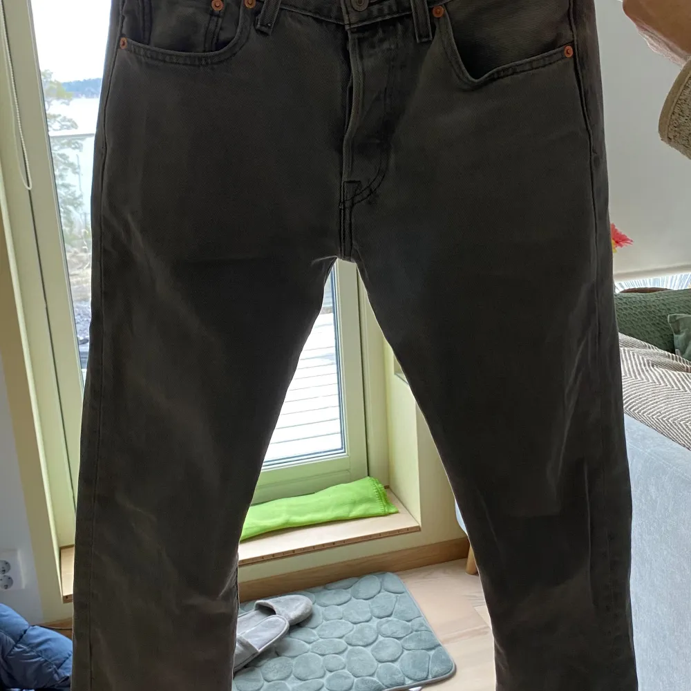  Tja, säljer mina Levis original jeans,(WAIST 29, LENGHT 32) för de inte passar mig. När jag köpte dem tyckte jag redan att de var för korta i midjan och för lång i längden men jag var lite lat för att lämna tillbaka dem😅.(nypris 1099kr).. Jeans & Byxor.